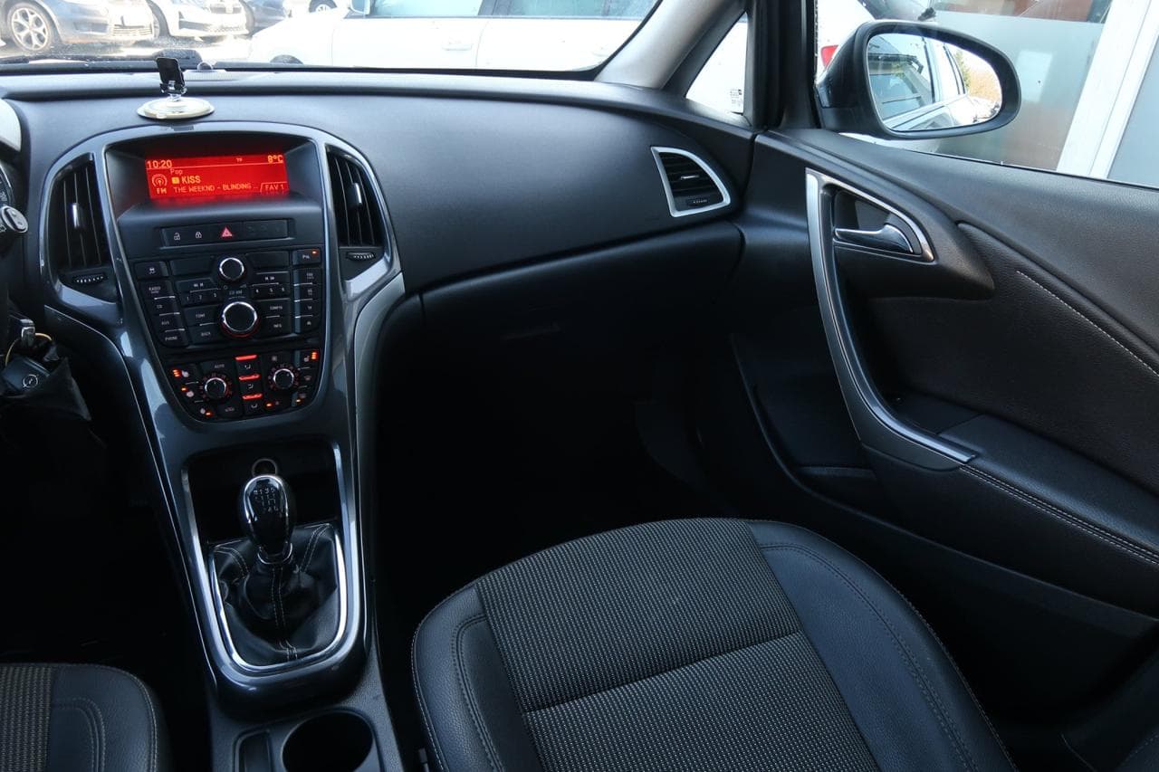 2012 Opel Astra - 11