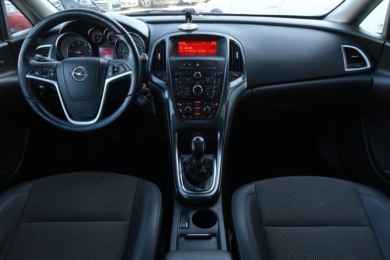 2012 Opel Astra - 10