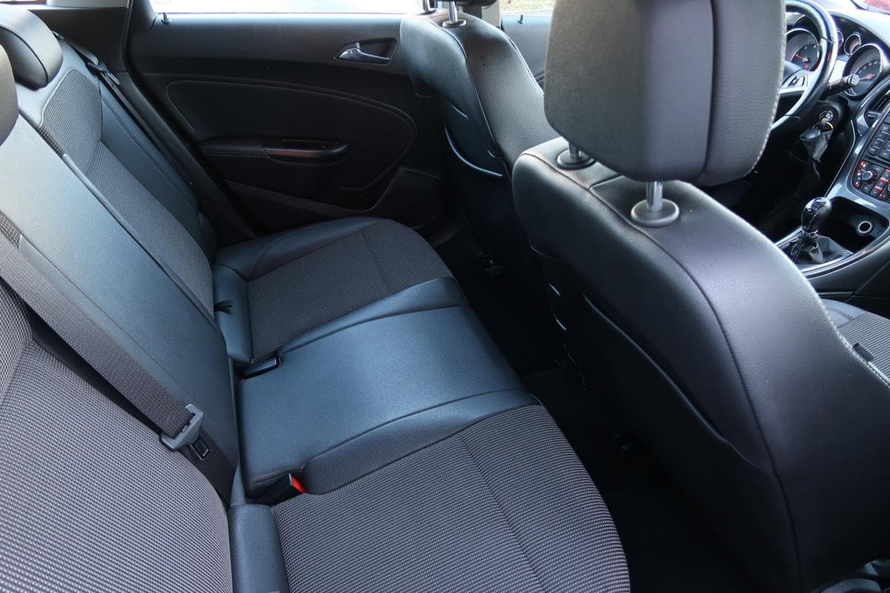 2012 Opel Astra - 13