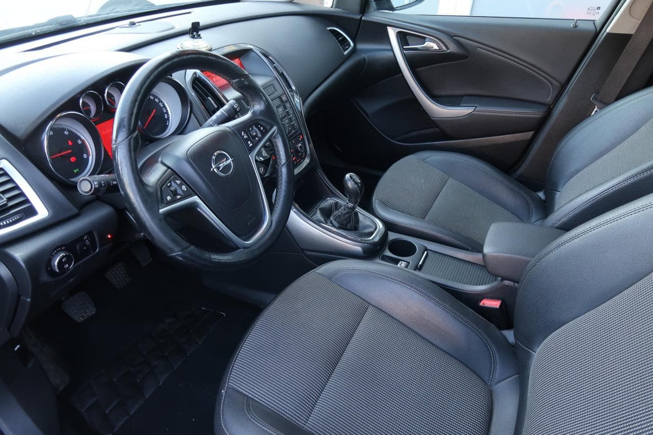 2012 Opel Astra - 16