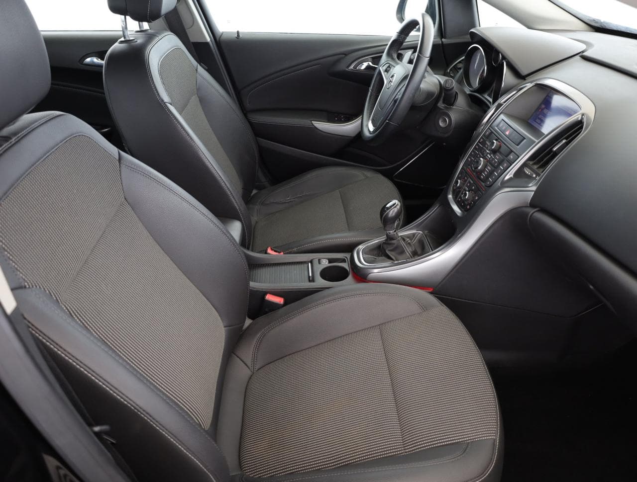 2011 Opel Astra - 10