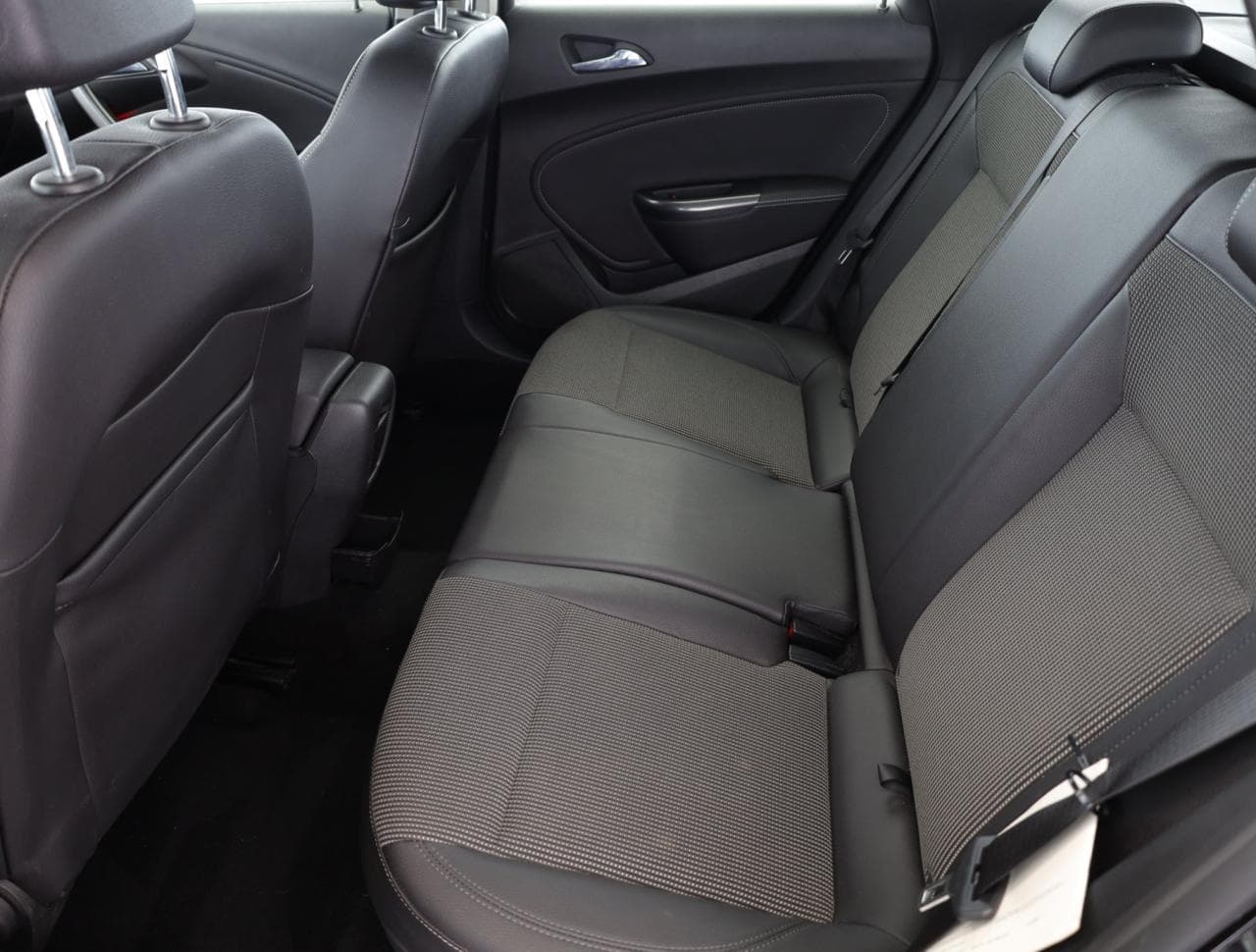 2011 Opel Astra - 12