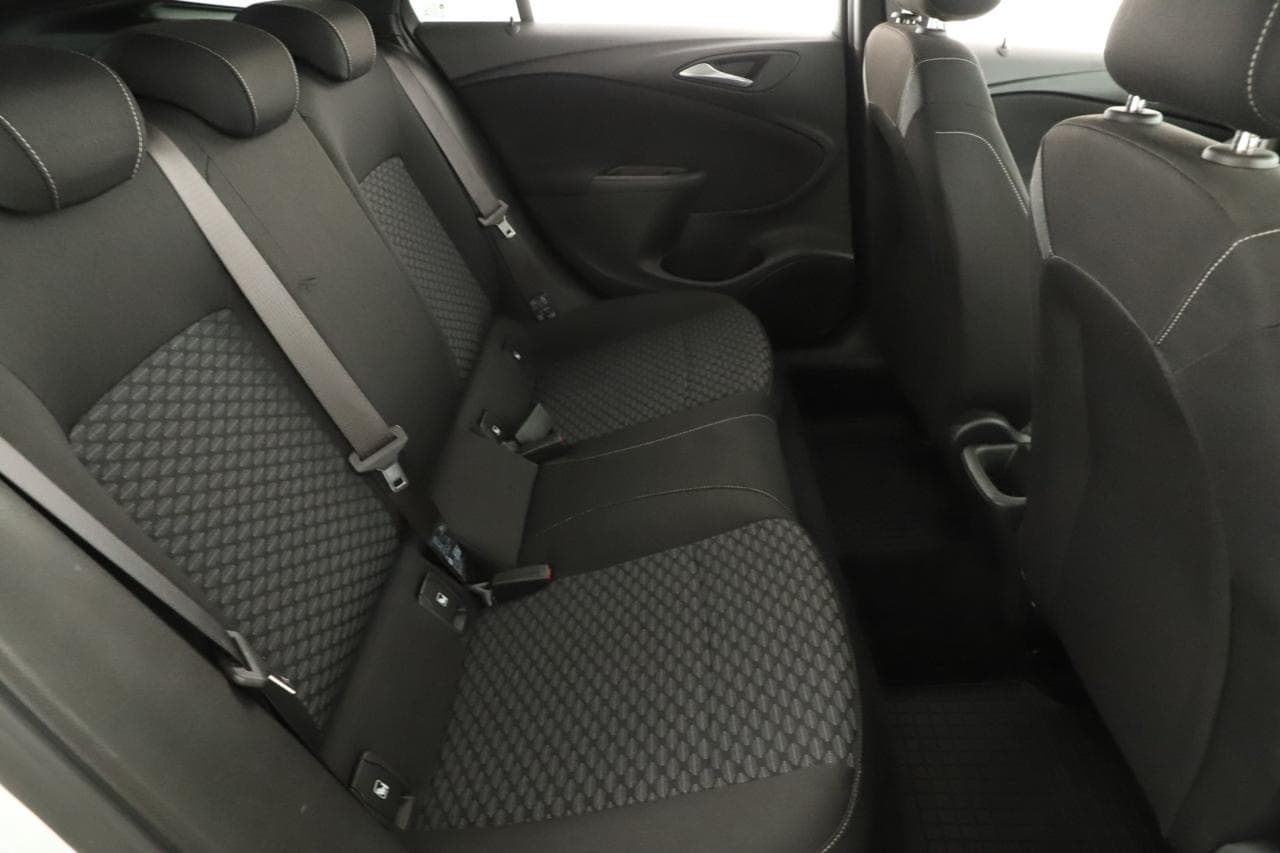 2020 Opel Astra - 10