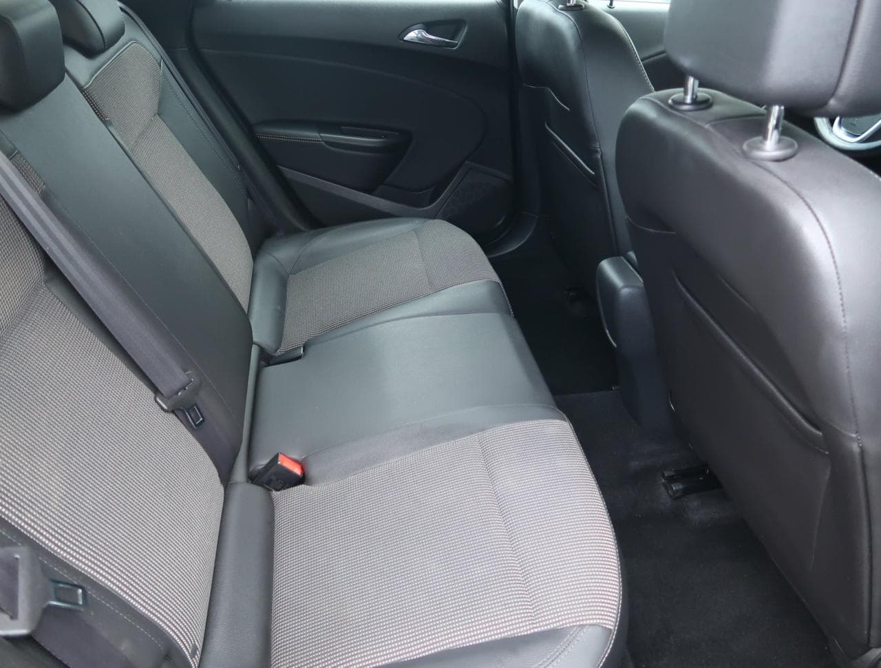 2015 Opel ASTRA - 13