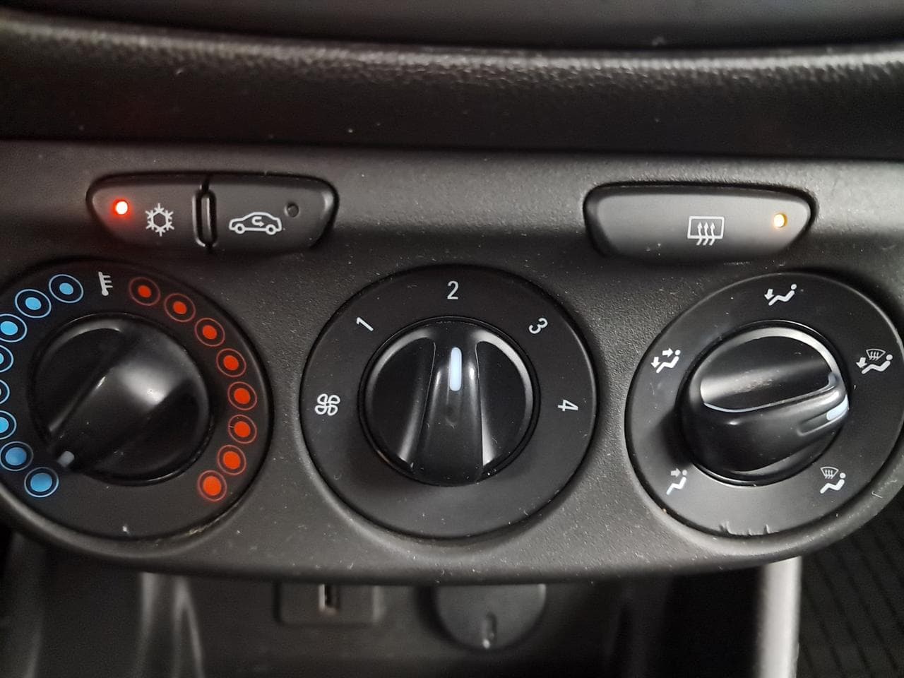 2015 Opel CORSA - 35