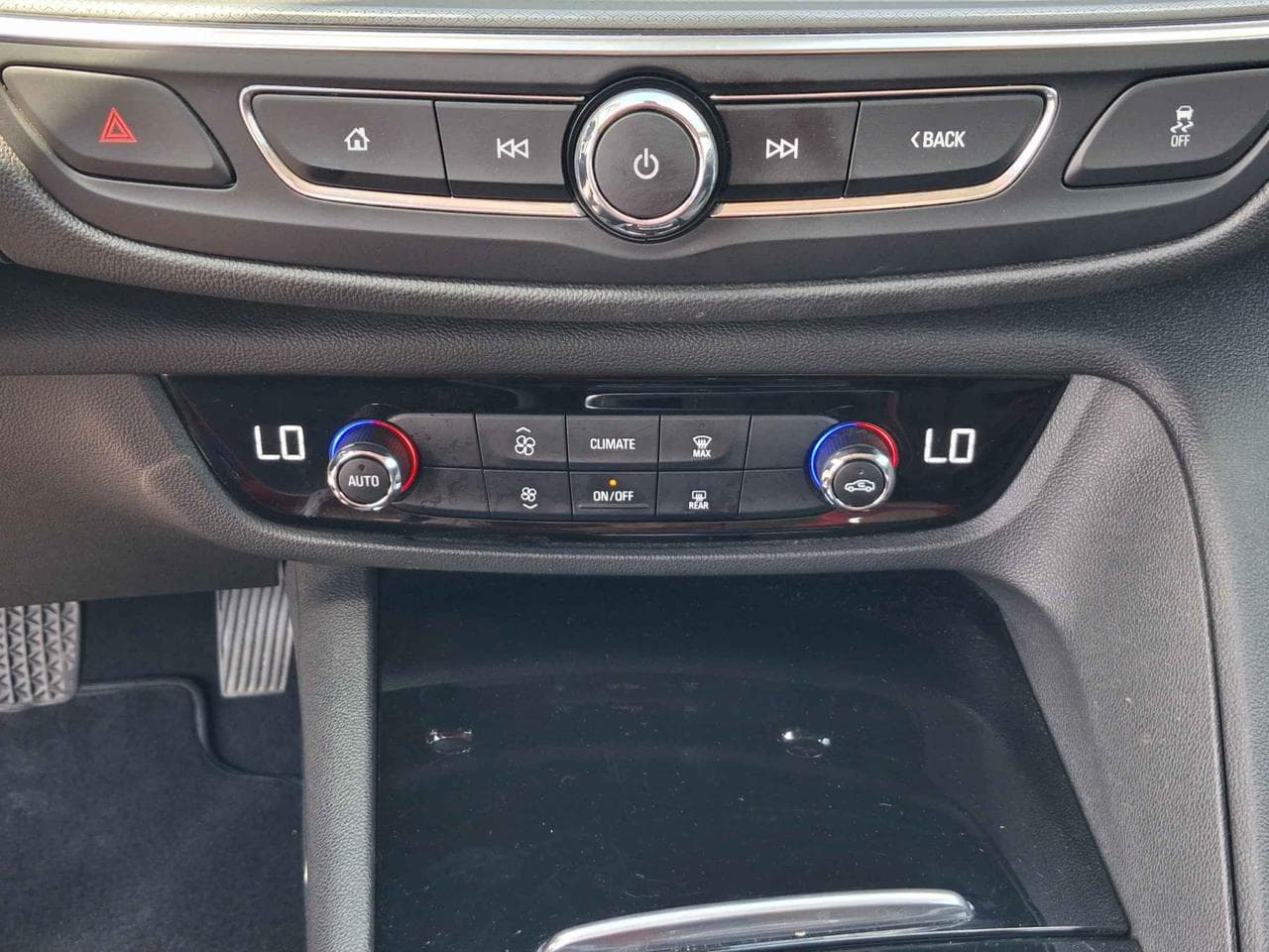 2018 Opel INSIGNIA - 32