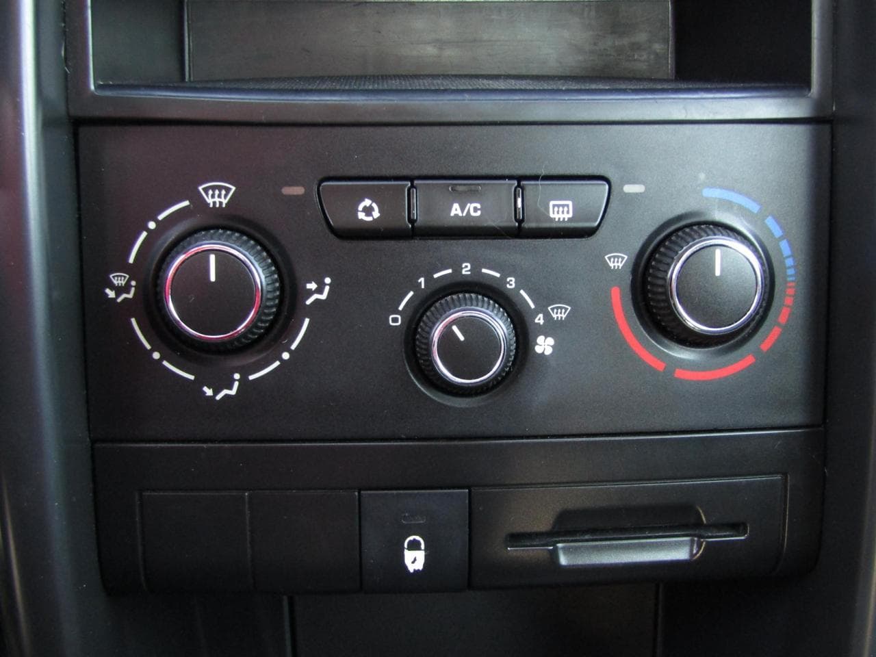 2010 Peugeot 207 - 11