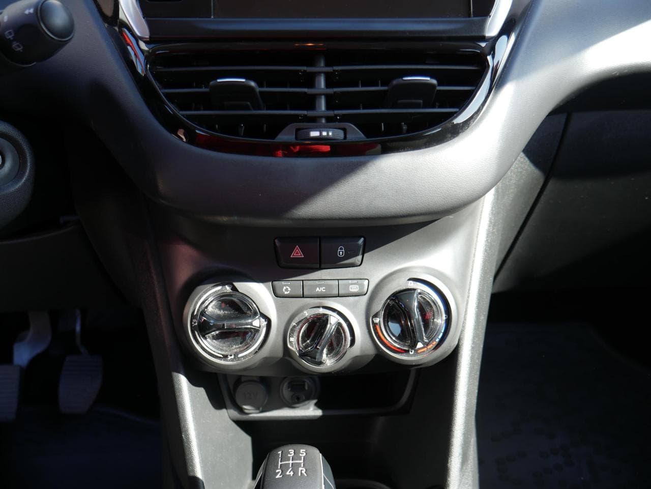 2017 Peugeot 208 - 13