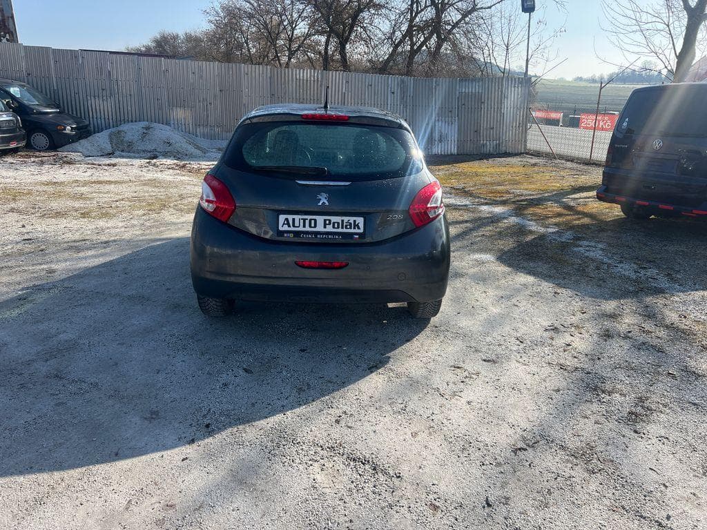 2013 Peugeot 208 - 12
