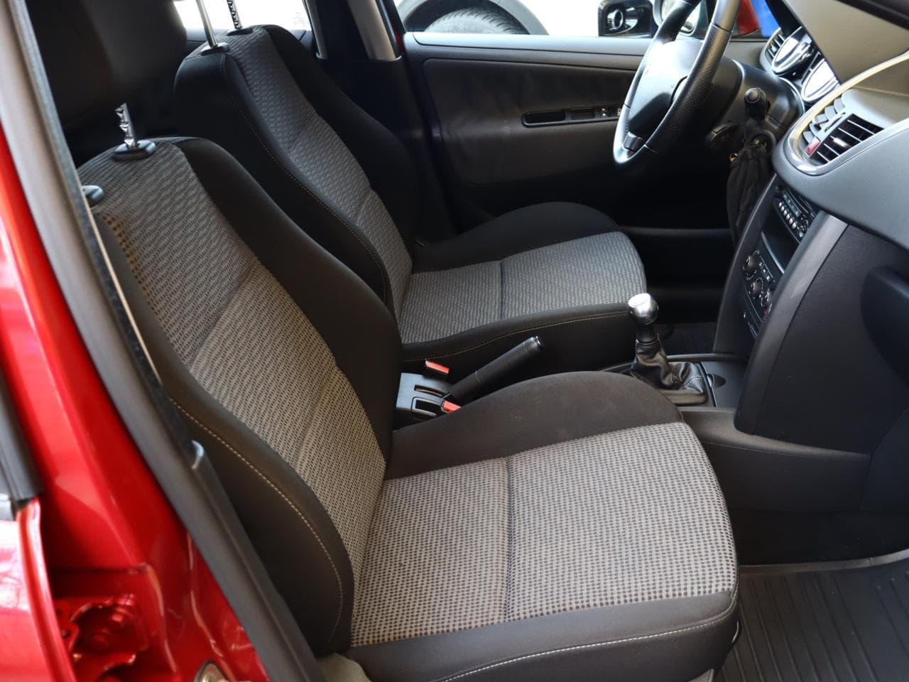 2010 Peugeot 207 - 19