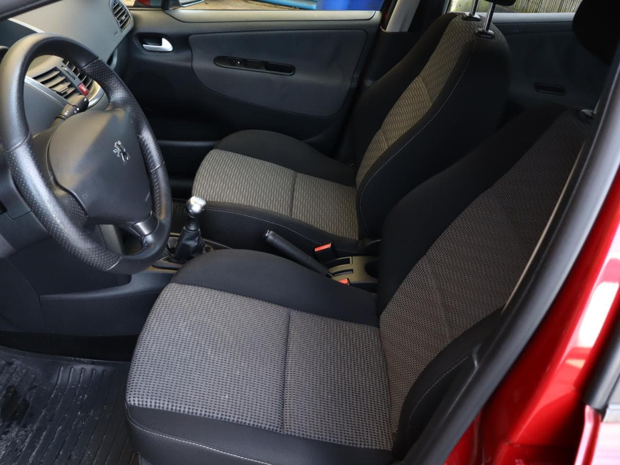 2010 Peugeot 207 - 27