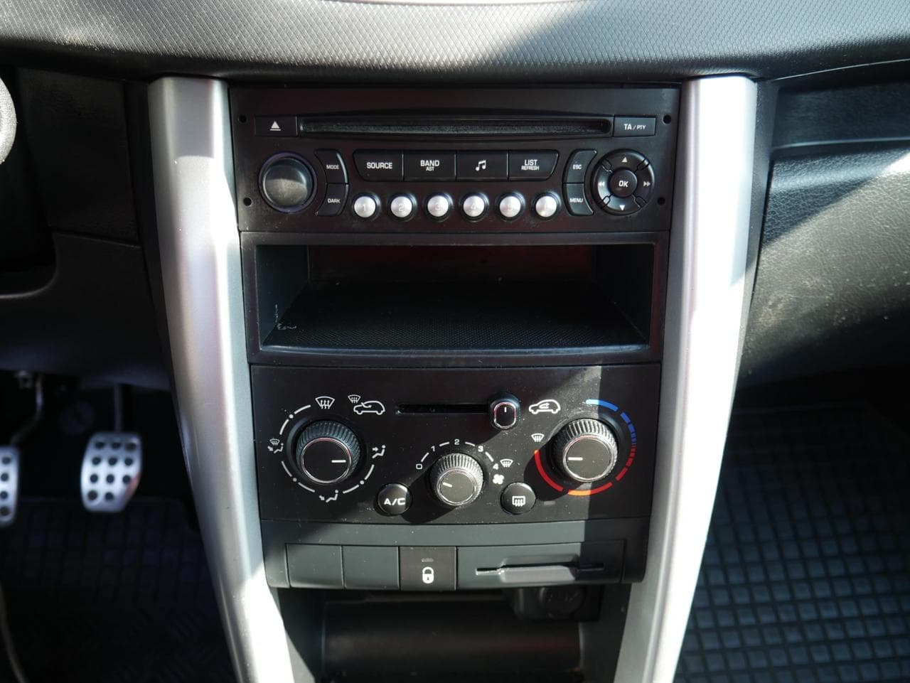 2012 Peugeot 207 - 27