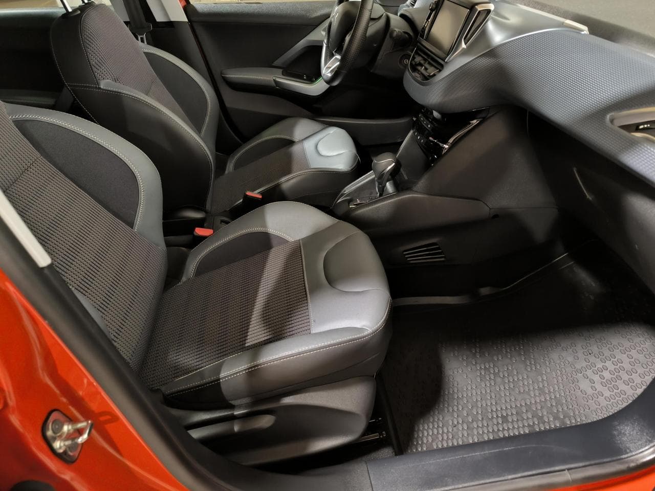 2016 Peugeot 208 - 12