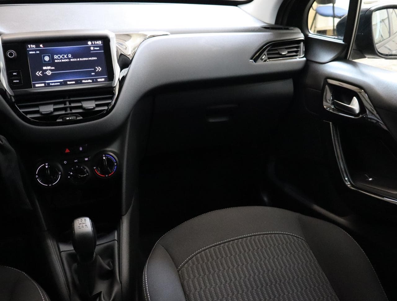 2018 Peugeot 208 - 11