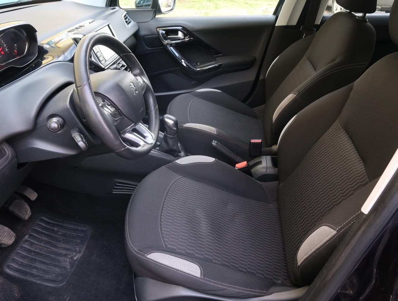 2015 Peugeot 208 - 16