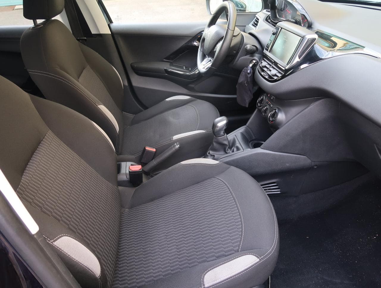 2015 Peugeot 208 - 12