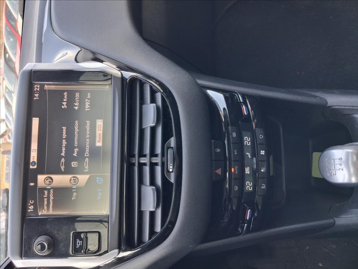 2013 Peugeot 208 - 12