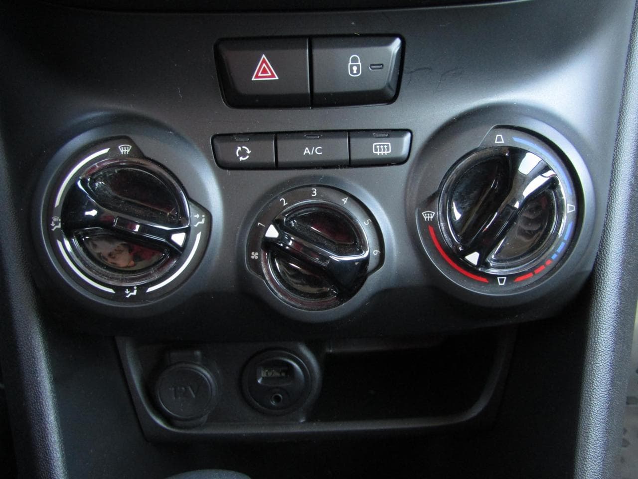 2017 Peugeot 208 - 13