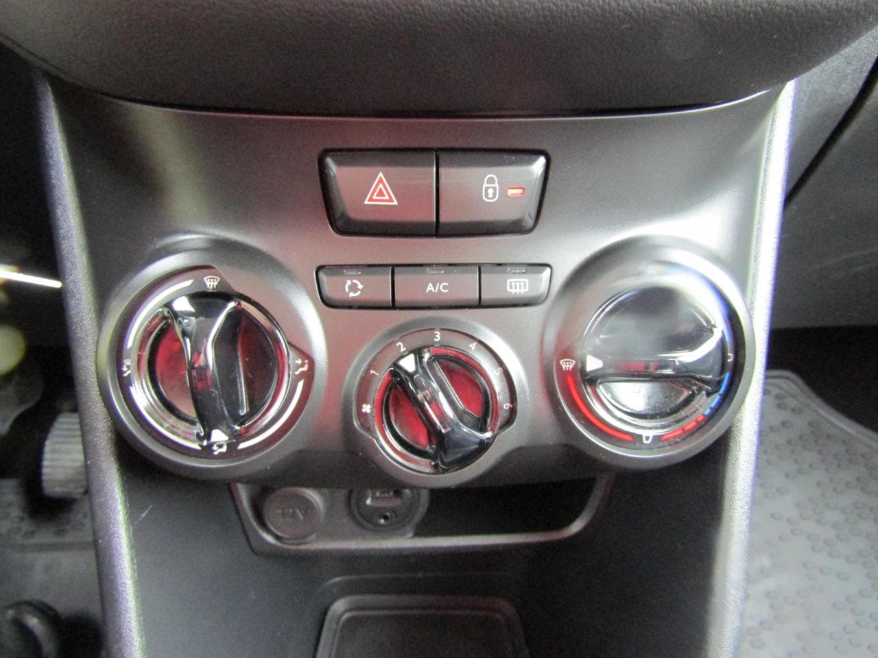 2014 Peugeot 208 - 13