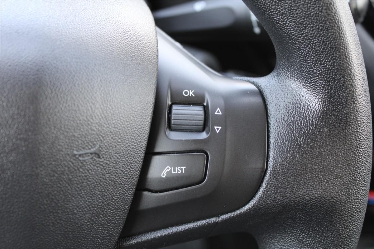 2017 Peugeot 208 - 16