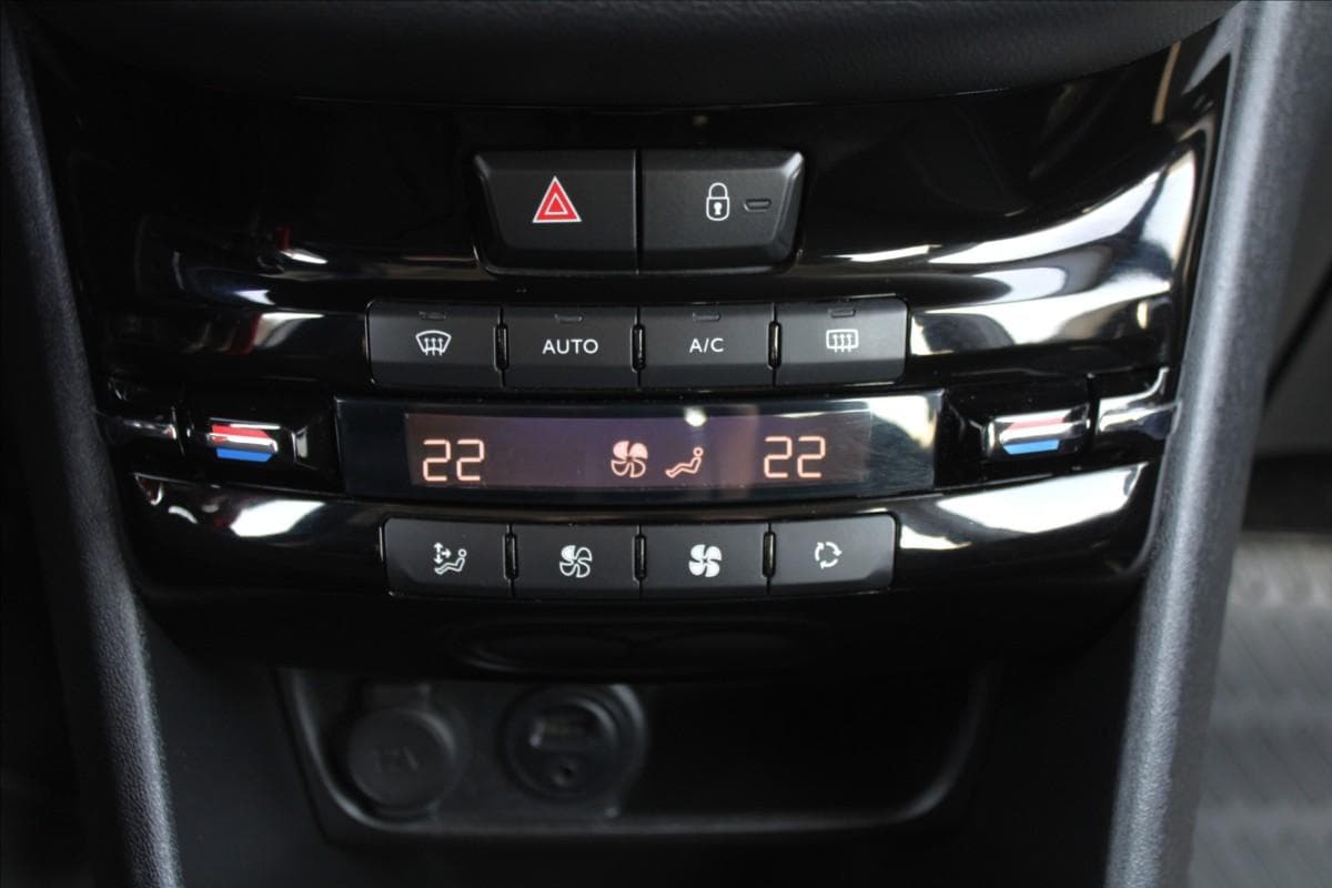 2017 Peugeot 208 - 13