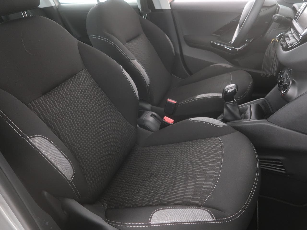 2016 Peugeot 208 - 12