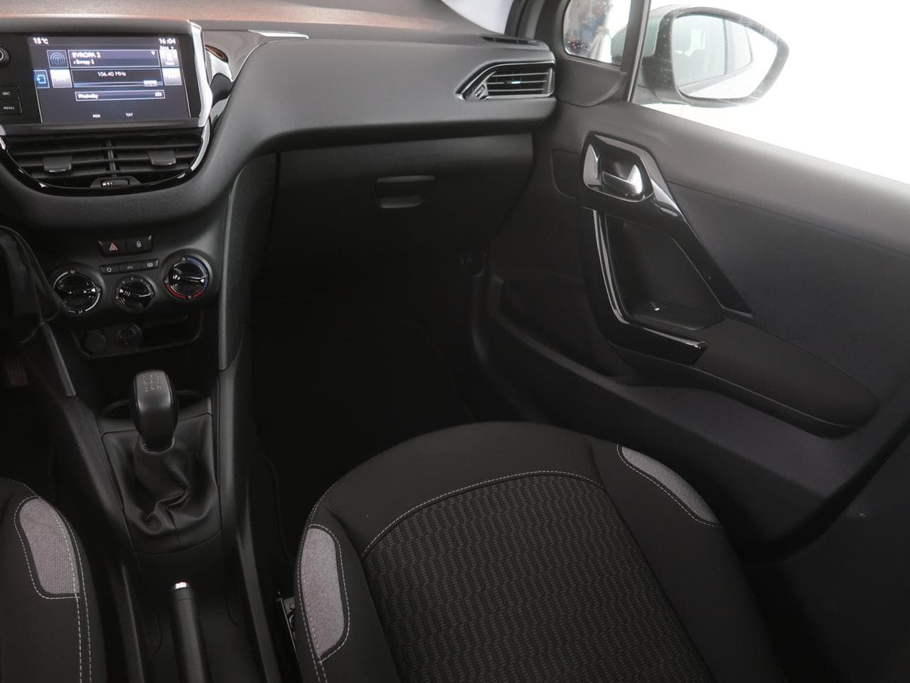 2016 Peugeot 208 - 11