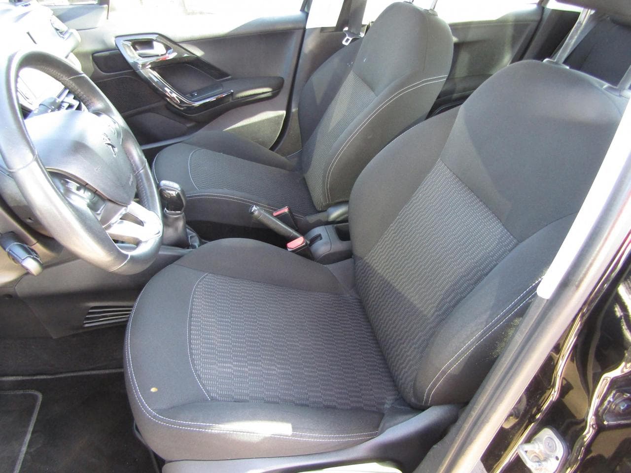 2017 Peugeot 208 - 9