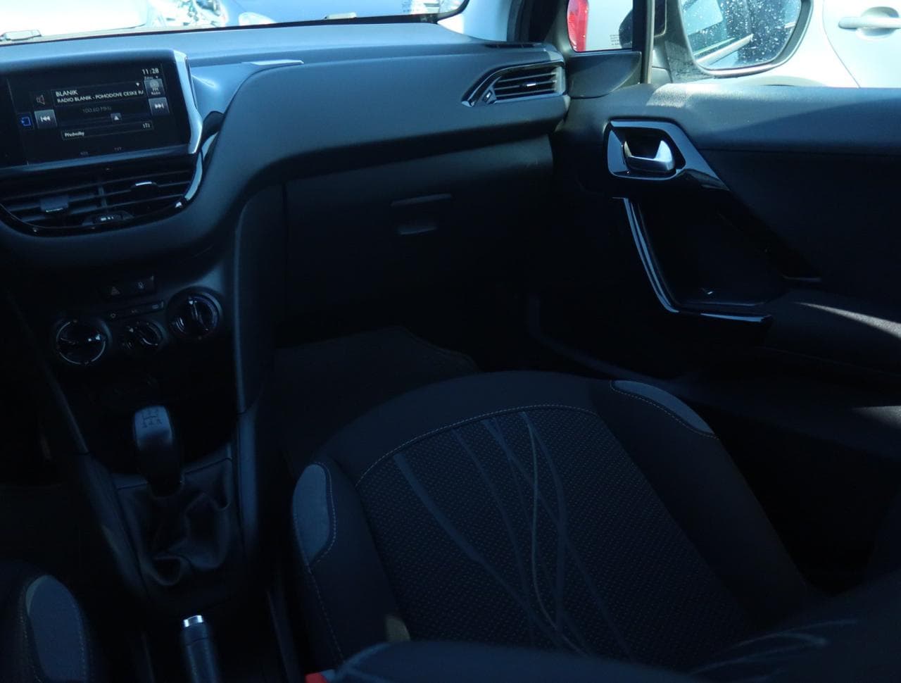 2015 Peugeot 208 - 11