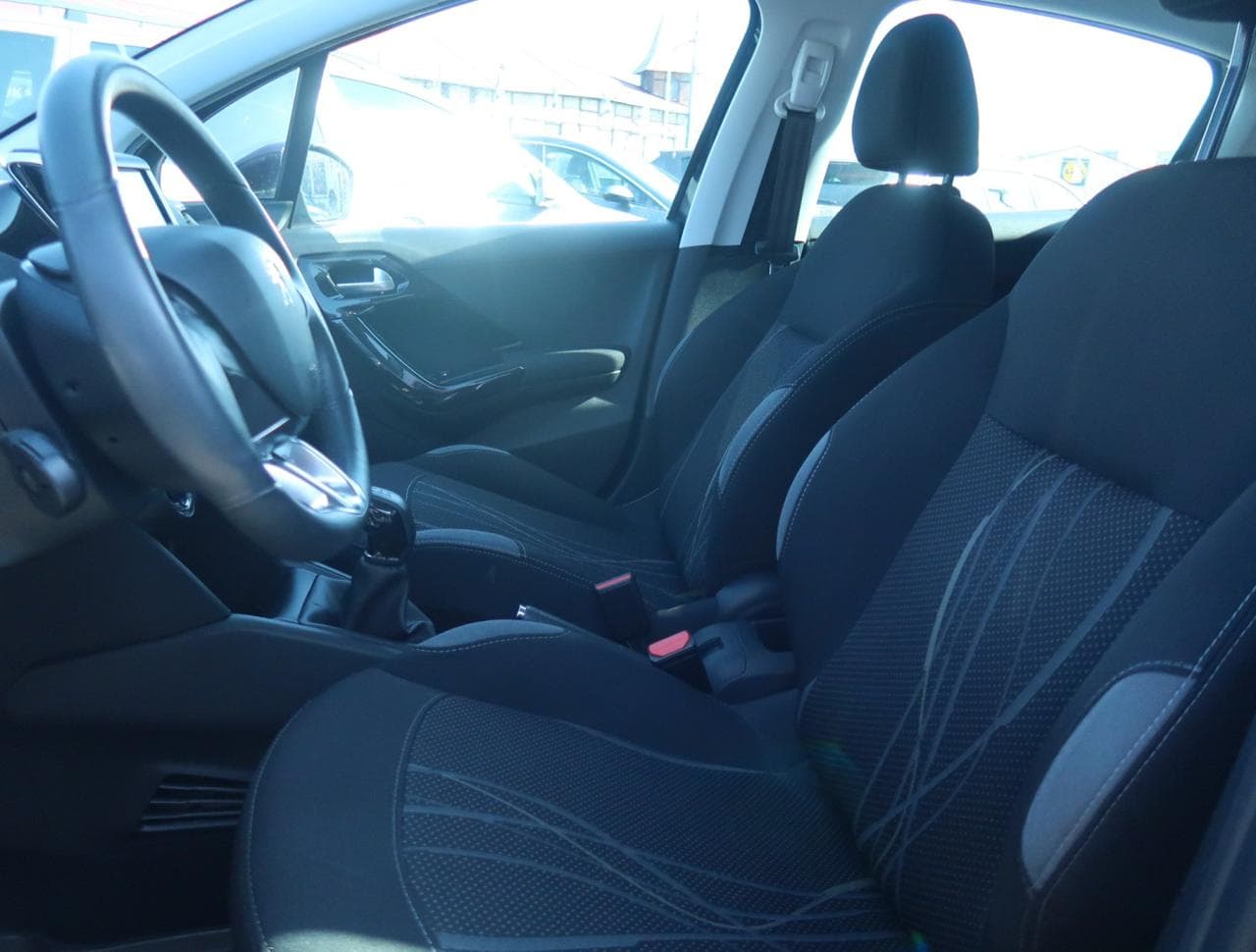 2015 Peugeot 208 - 16