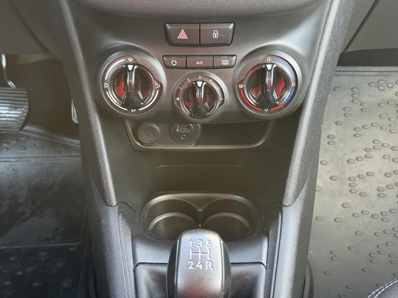 2016 Peugeot 208 - 13