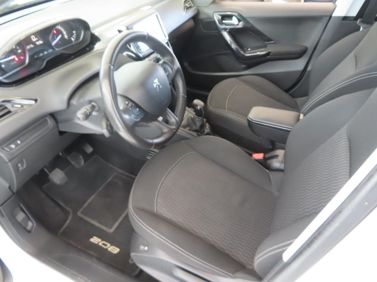 2017 Peugeot 208 - 16