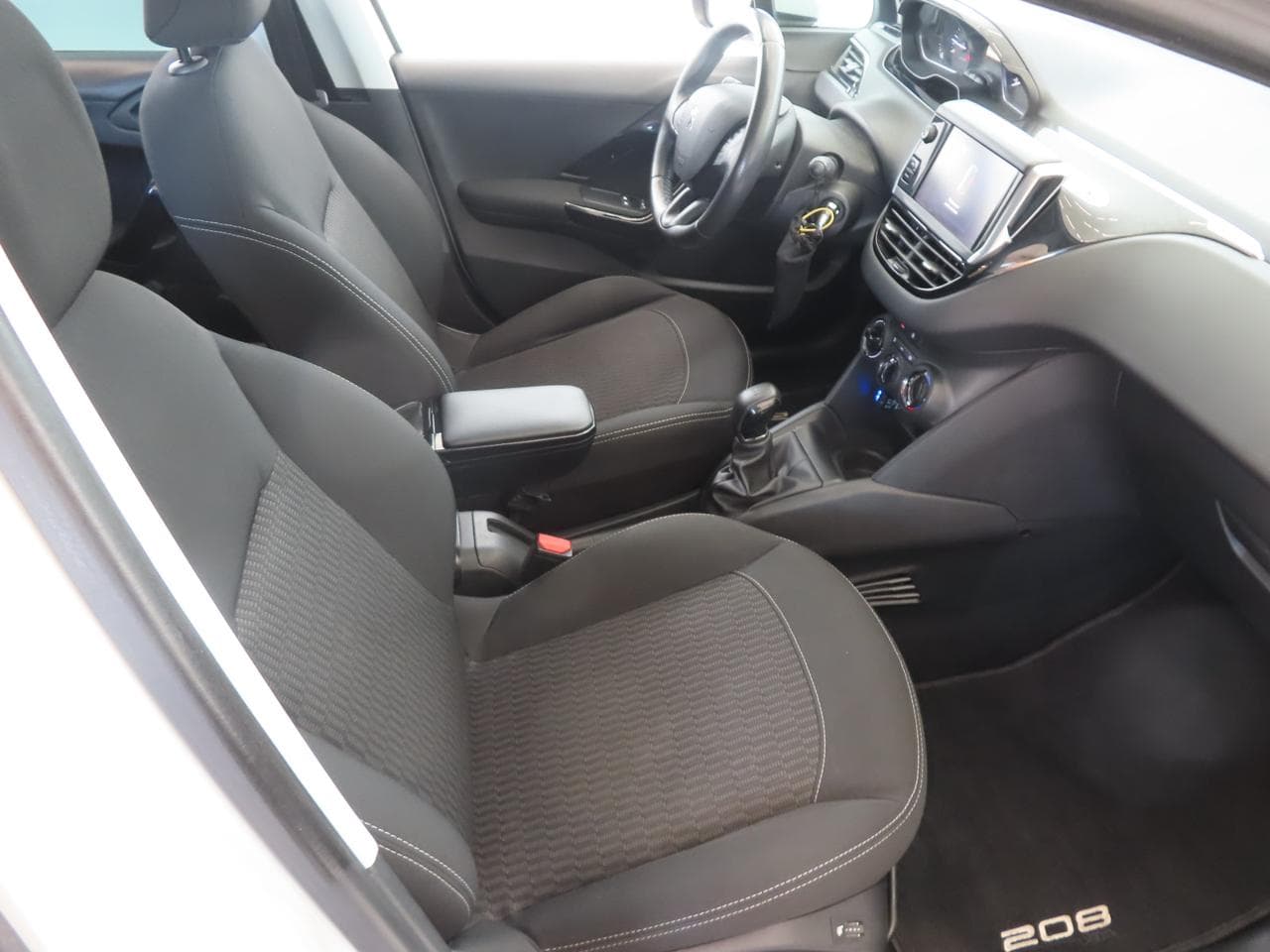 2017 Peugeot 208 - 12