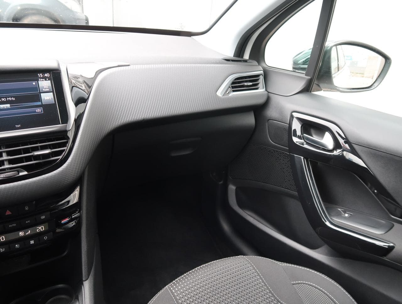 2017 Peugeot 208 - 11