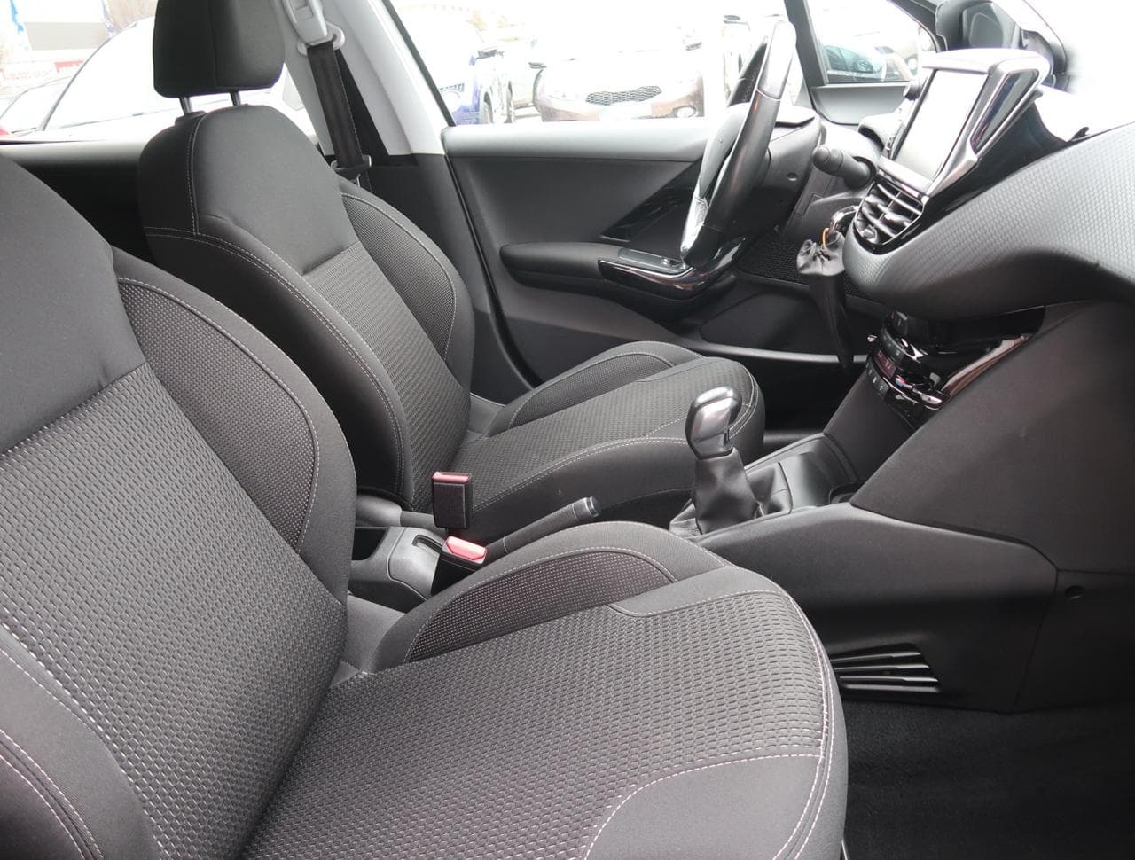 2017 Peugeot 208 - 12
