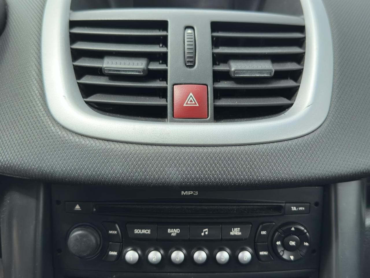 2010 Peugeot 207 - 21