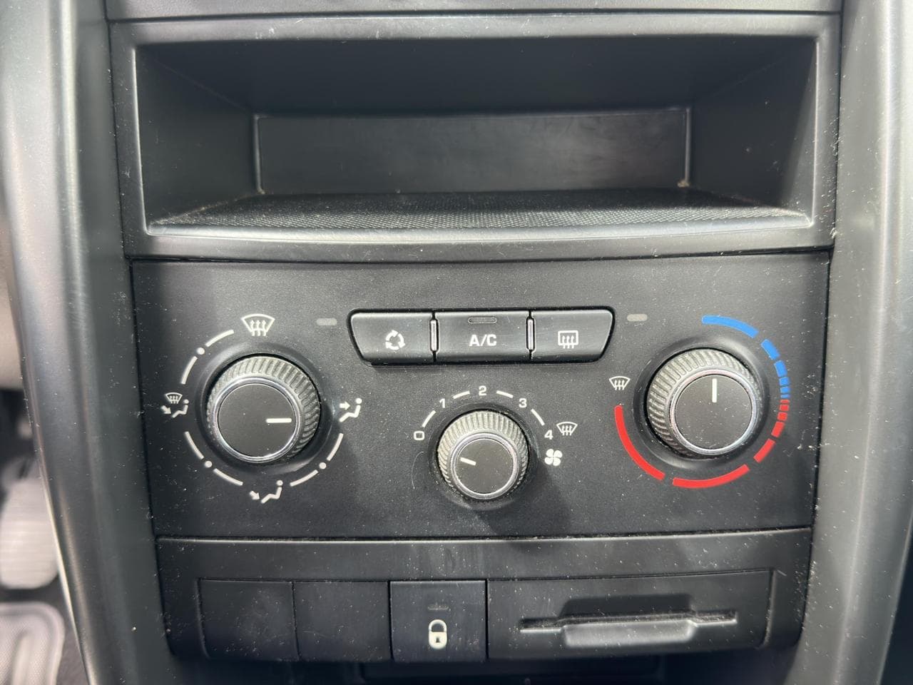 2010 Peugeot 207 - 23