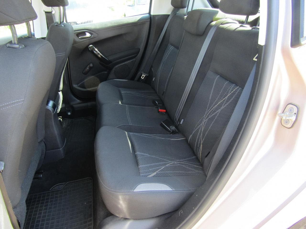 2013 Peugeot 208 - 10