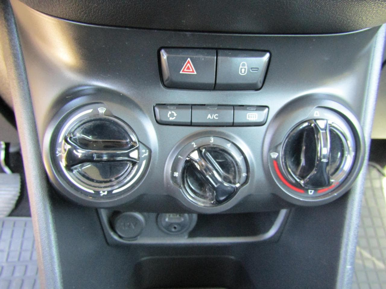2013 Peugeot 208 - 13