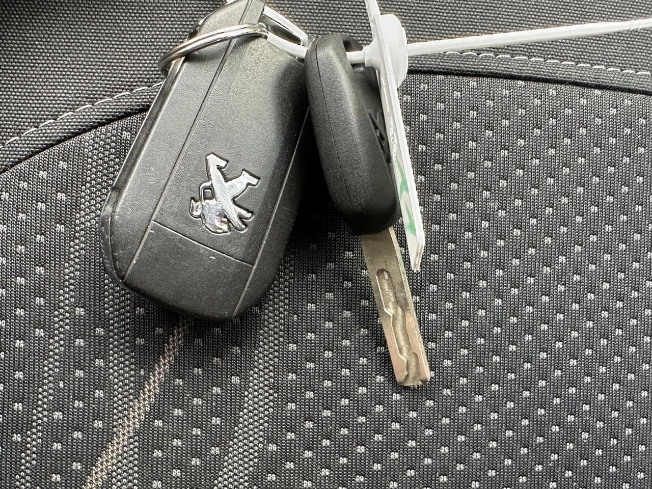 2012 Peugeot 208 - 33