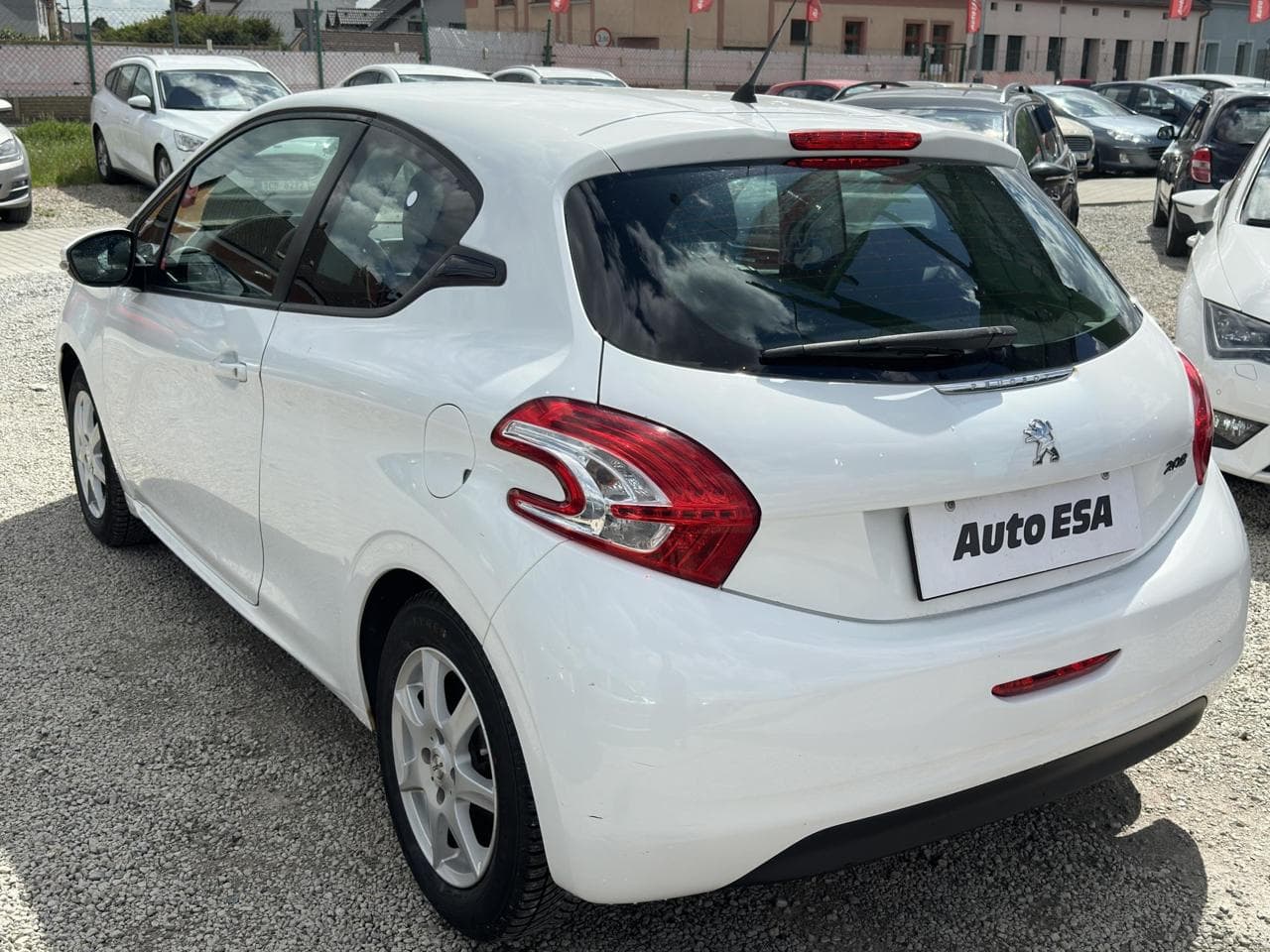 2012 Peugeot 208 - 10