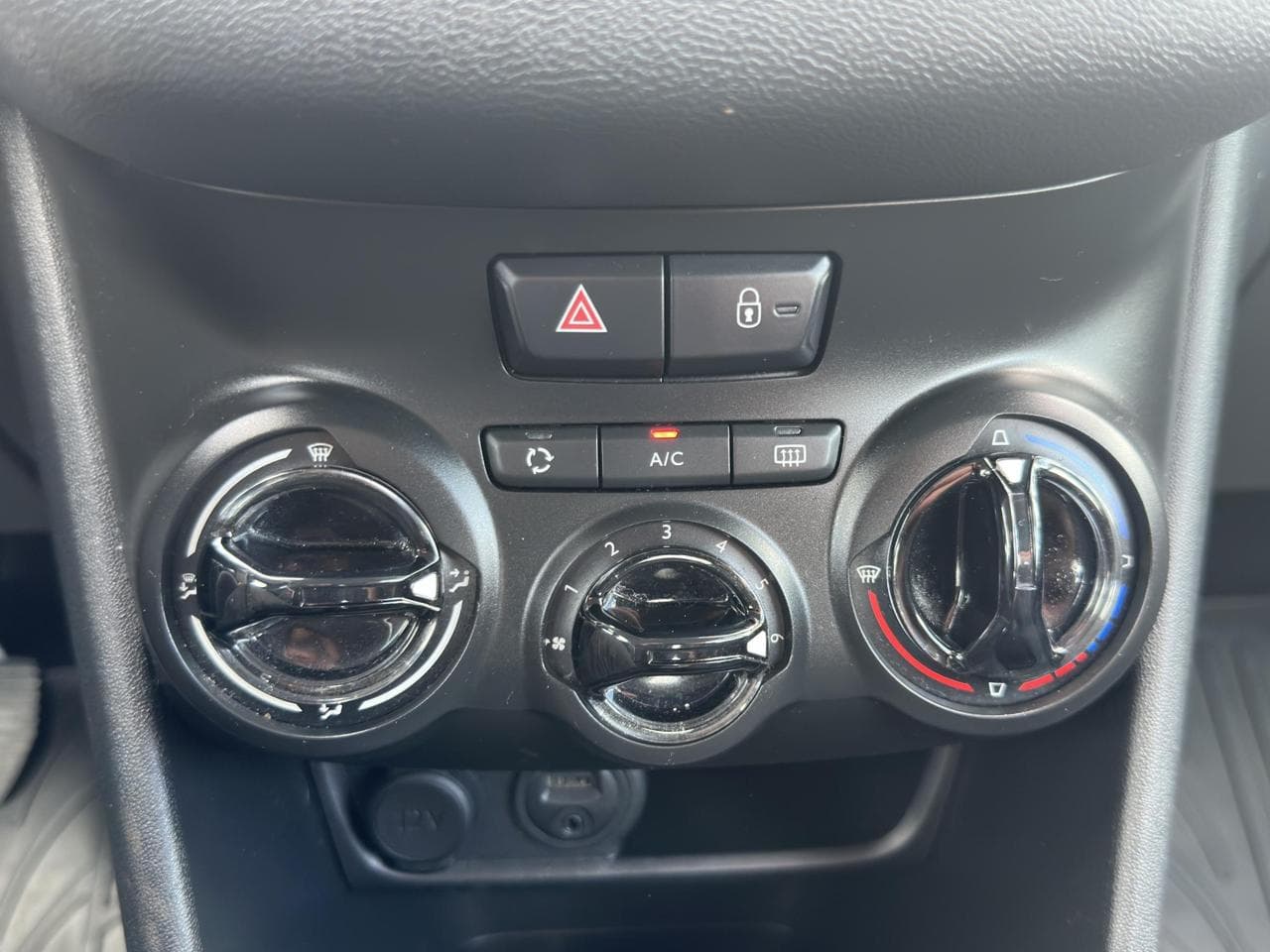 2012 Peugeot 208 - 29