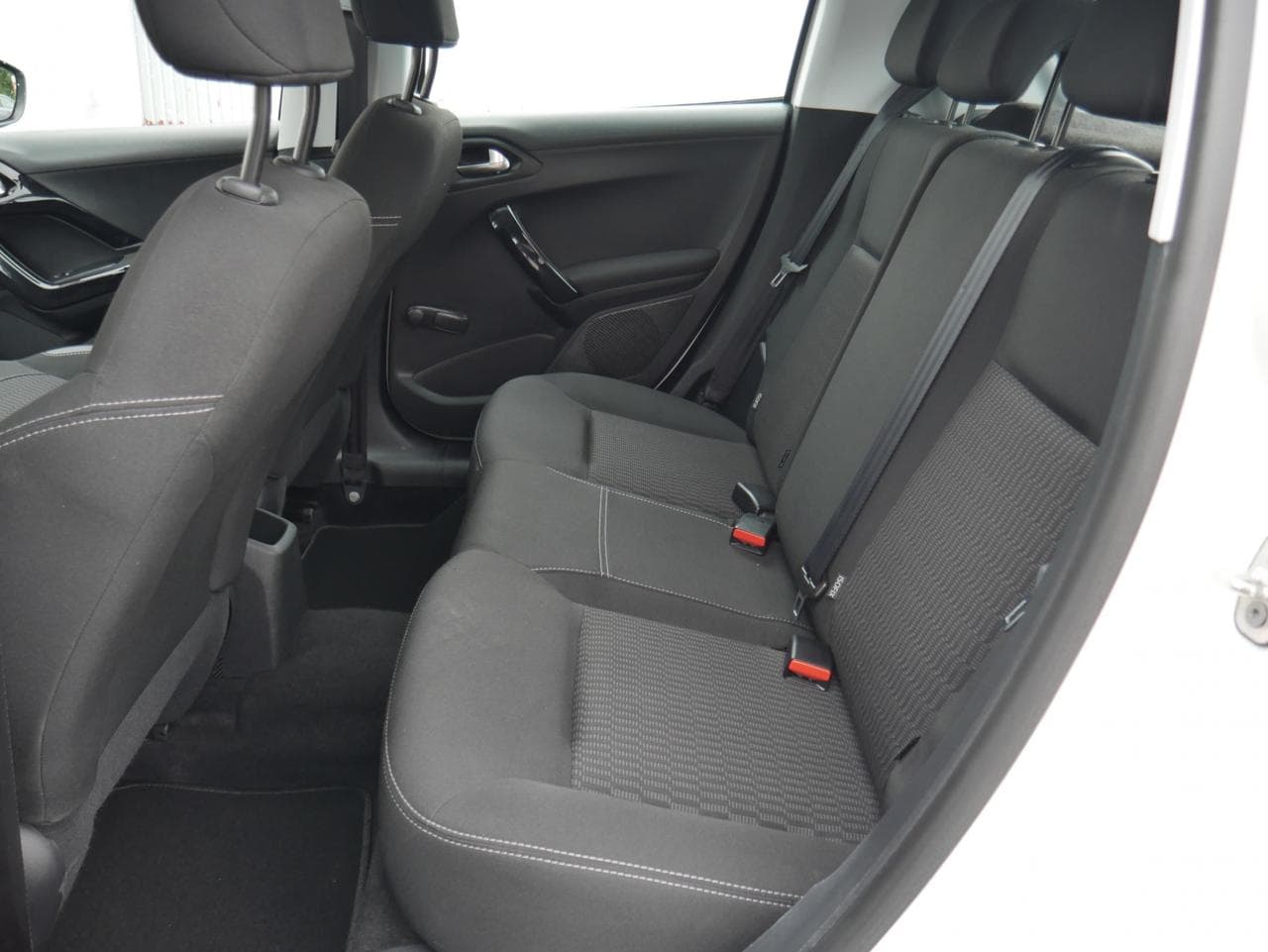 2015 Peugeot 208 - 10
