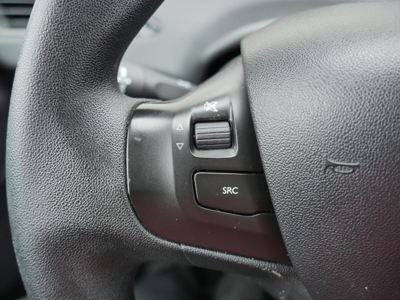 2015 Peugeot 208 - 12