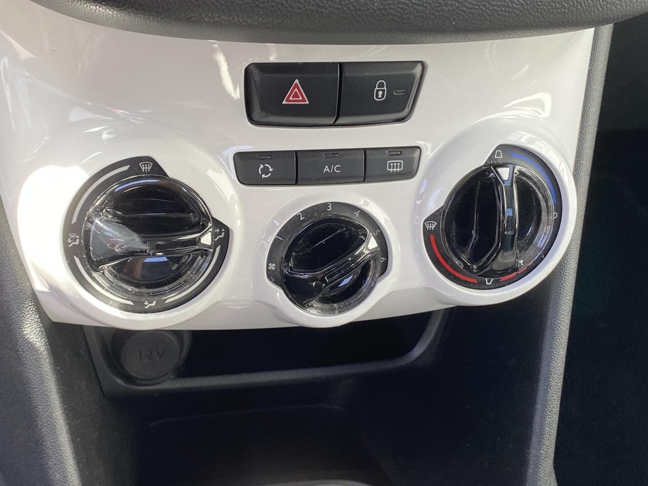 2016 Peugeot 208 - 14
