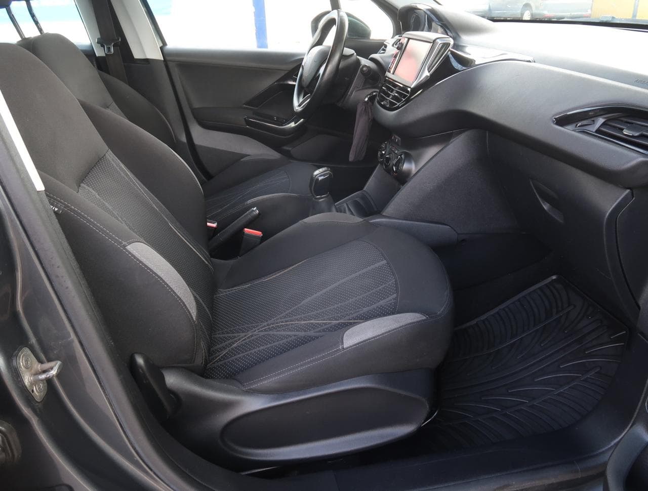 2013 Peugeot 208 - 19