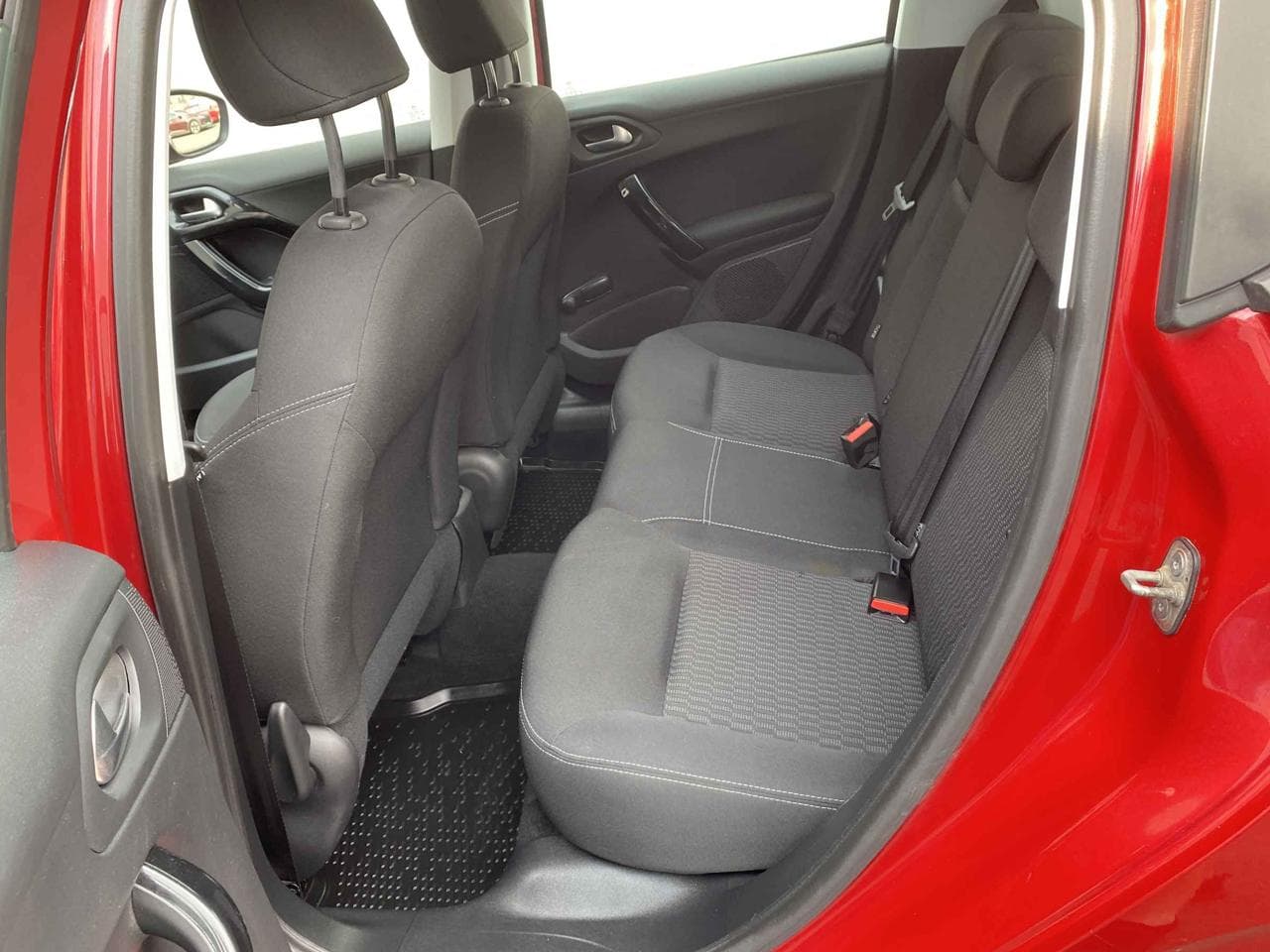 2016 Peugeot 208 - 10