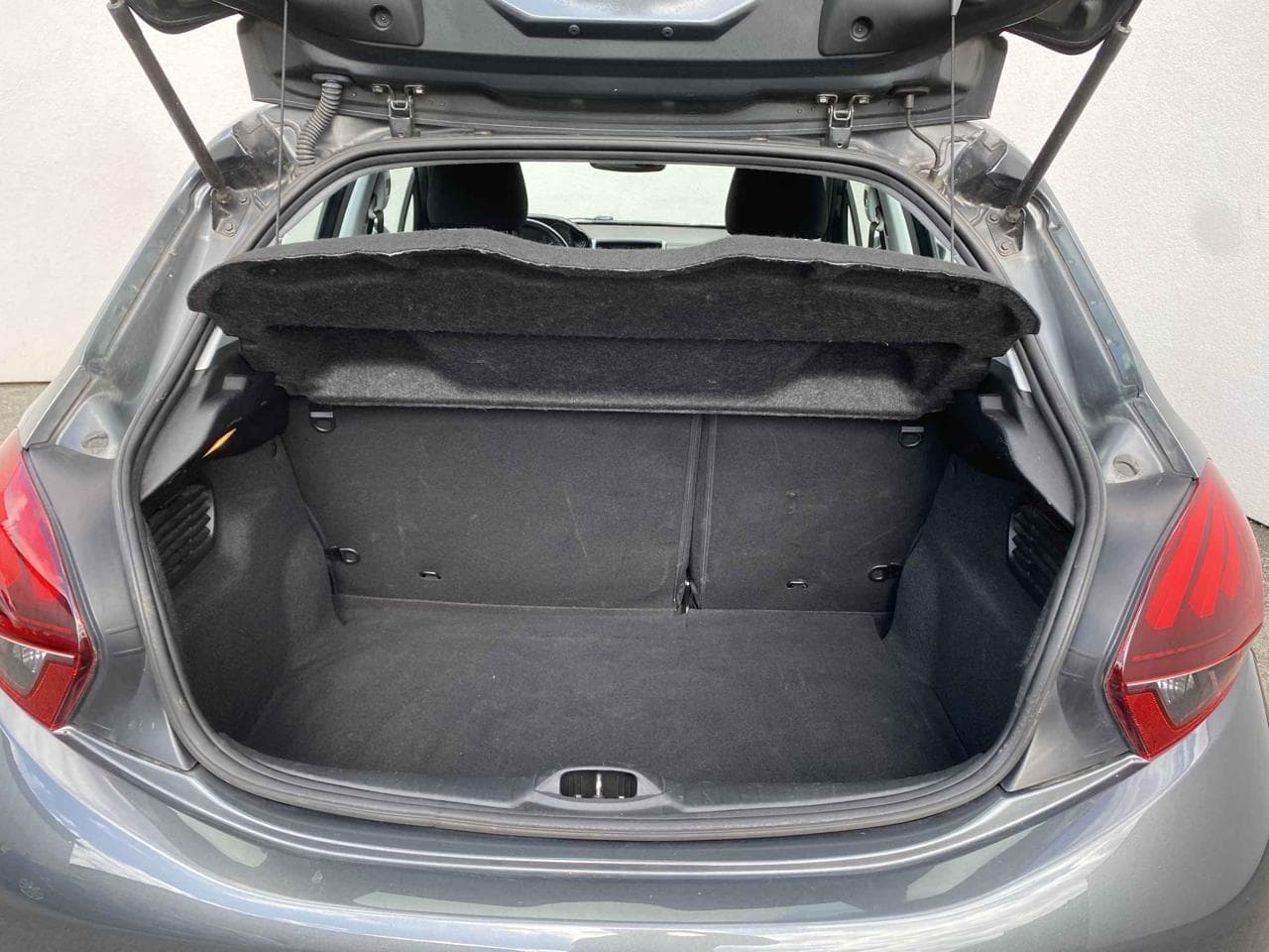 2016 Peugeot 208 - 11