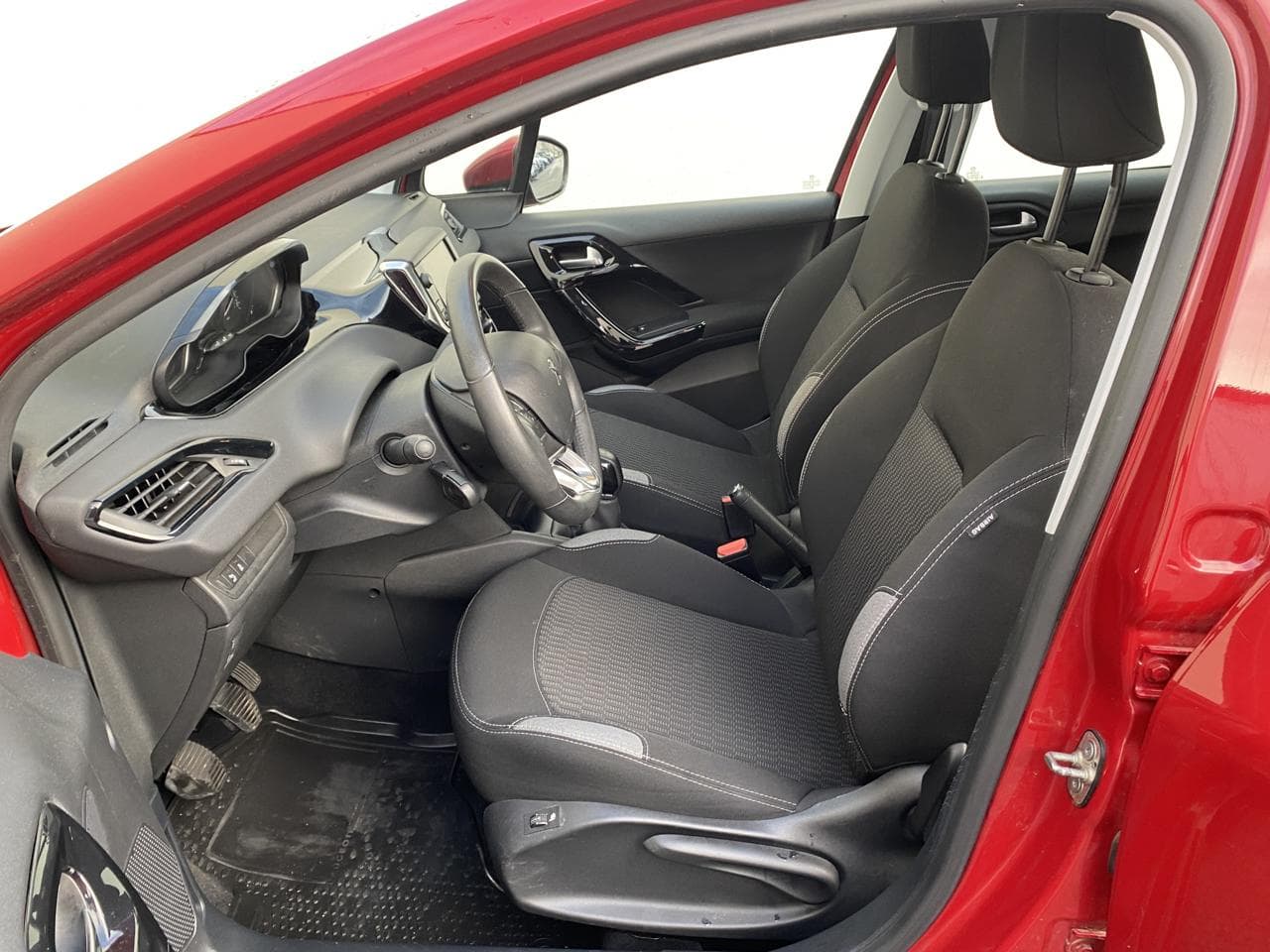 2016 Peugeot 208 - 17