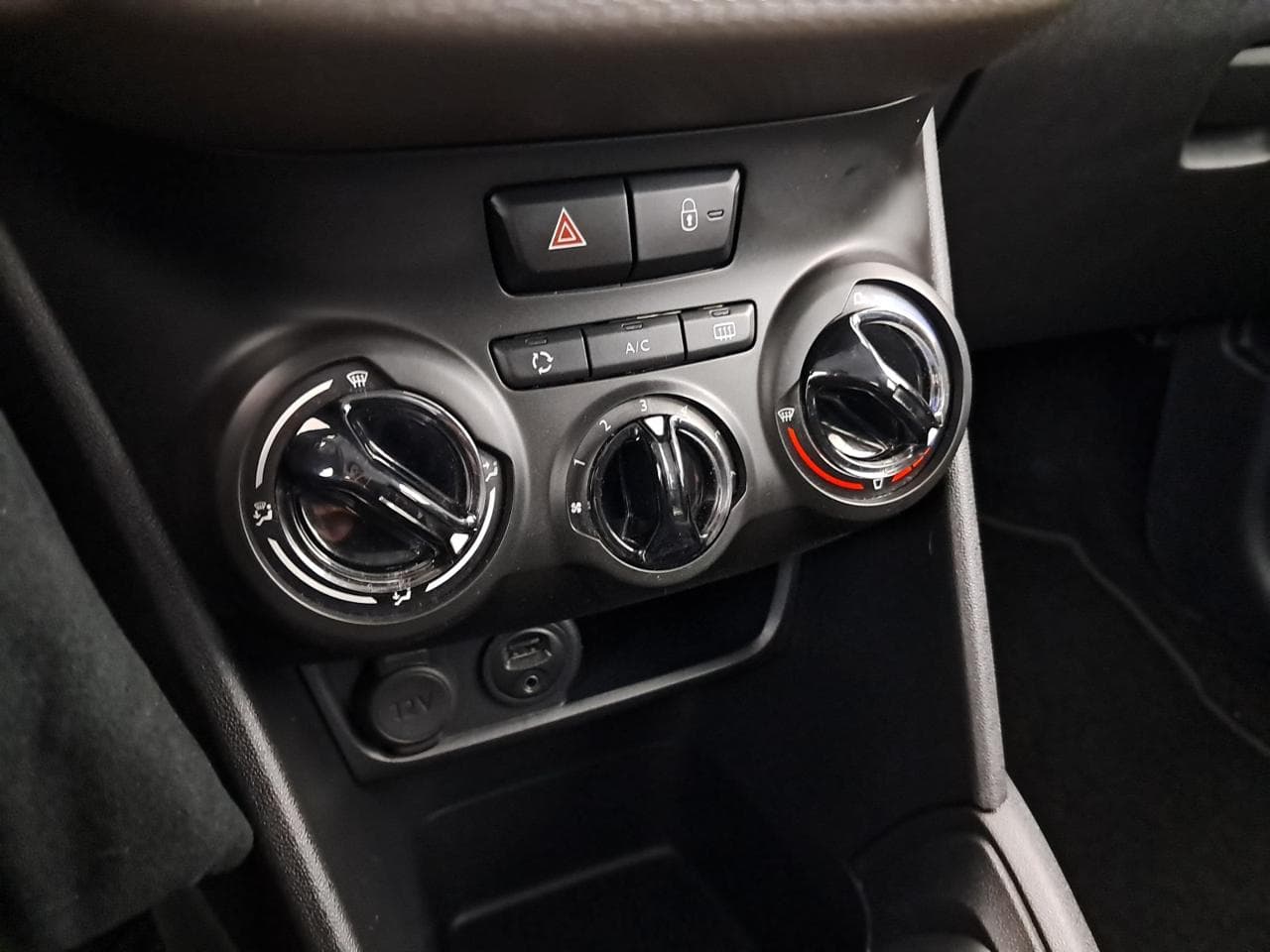 2016 Peugeot 208 - 30